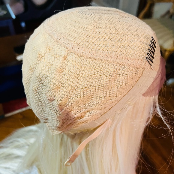 Wig - Picture 1 of 8